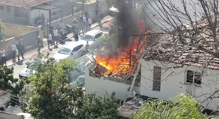 Fogo em casa de cidade israelense atingida por estilhaço de míssil do Irã — Foto: Hezbollah/Telegram